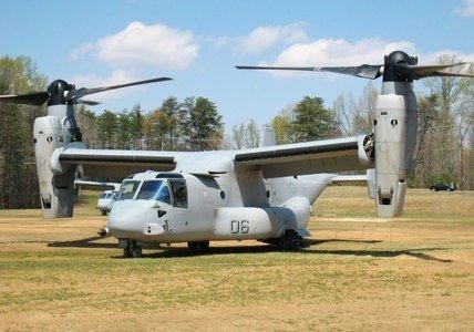 Máy bay vận tải kiểu mới Osprey của quân Mỹ được triển khai ở sân bay Futenma, Nhật Bản.